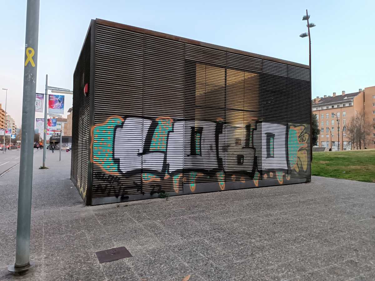 Lobo a lentrada de parking casernes